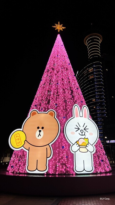 今年台中耶誕嘉年華在舊台中火車站前廣場設立16公尺高粉紅耶誕樹「甜蜜音樂盒」。 圖：取自台中市政府