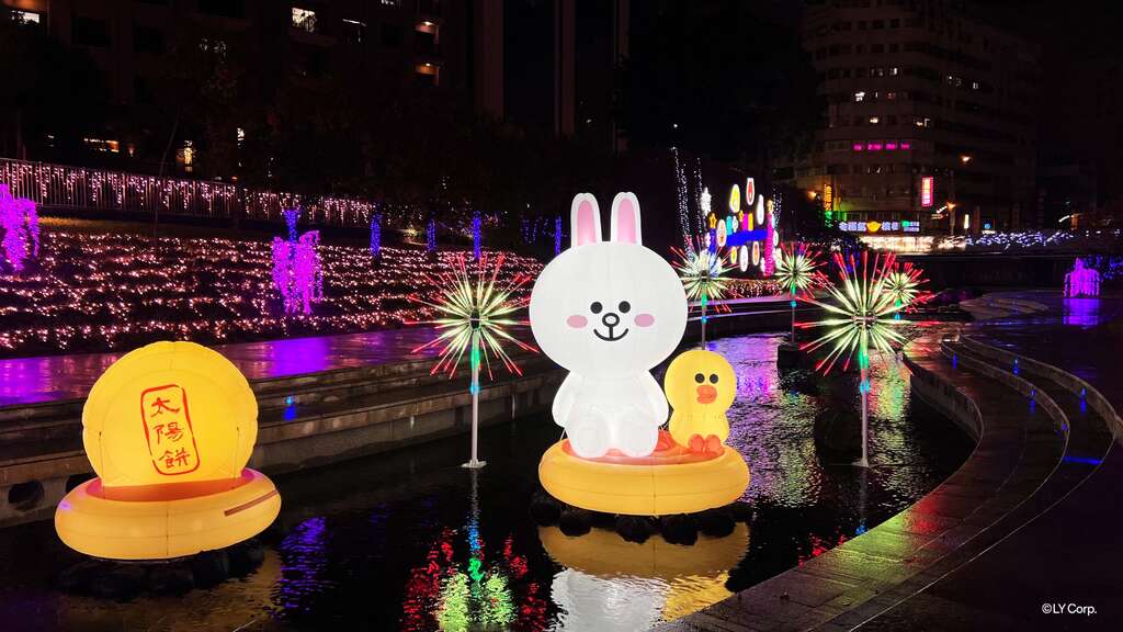 「甜心漂浮」可愛的兔兔與莎莉在河面上跟大家打招呼。 圖：取自台中市政府