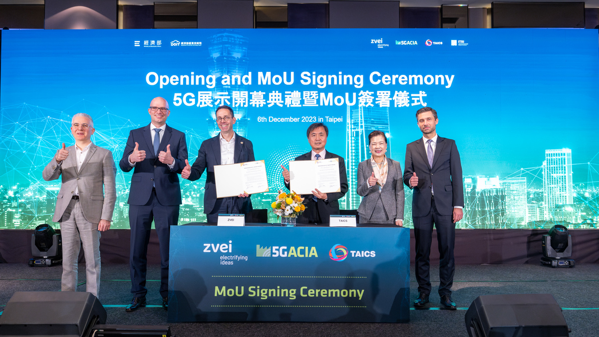 台灣資通產業標準協會與 5G-ACIA 共同簽署合作備忘錄，未來雙方將攜手建構完善的全球 5G 工業聯網生態系，加速 5G 專網在工業物聯網的落地應用。（圖左起：5G-ACIA副主席Dr. Afif Osseiran、5G-ACIA主席Dr. Andreas Müeller、5G-ACIA秘書長Dr. Wolfgang Weber、台灣資通產業協會理事長徐爵民、經濟部部長王美花、歐洲經貿辦事處處長高哲夫） 圖：台灣資通產業標準協會/提供