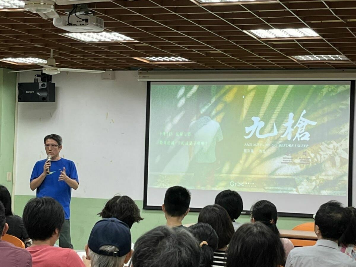 《九槍》導演蔡崇隆（中立者）於文山社區大學的映後座談分享移工遭到污名的現況。 圖：國家人權博物館／提供