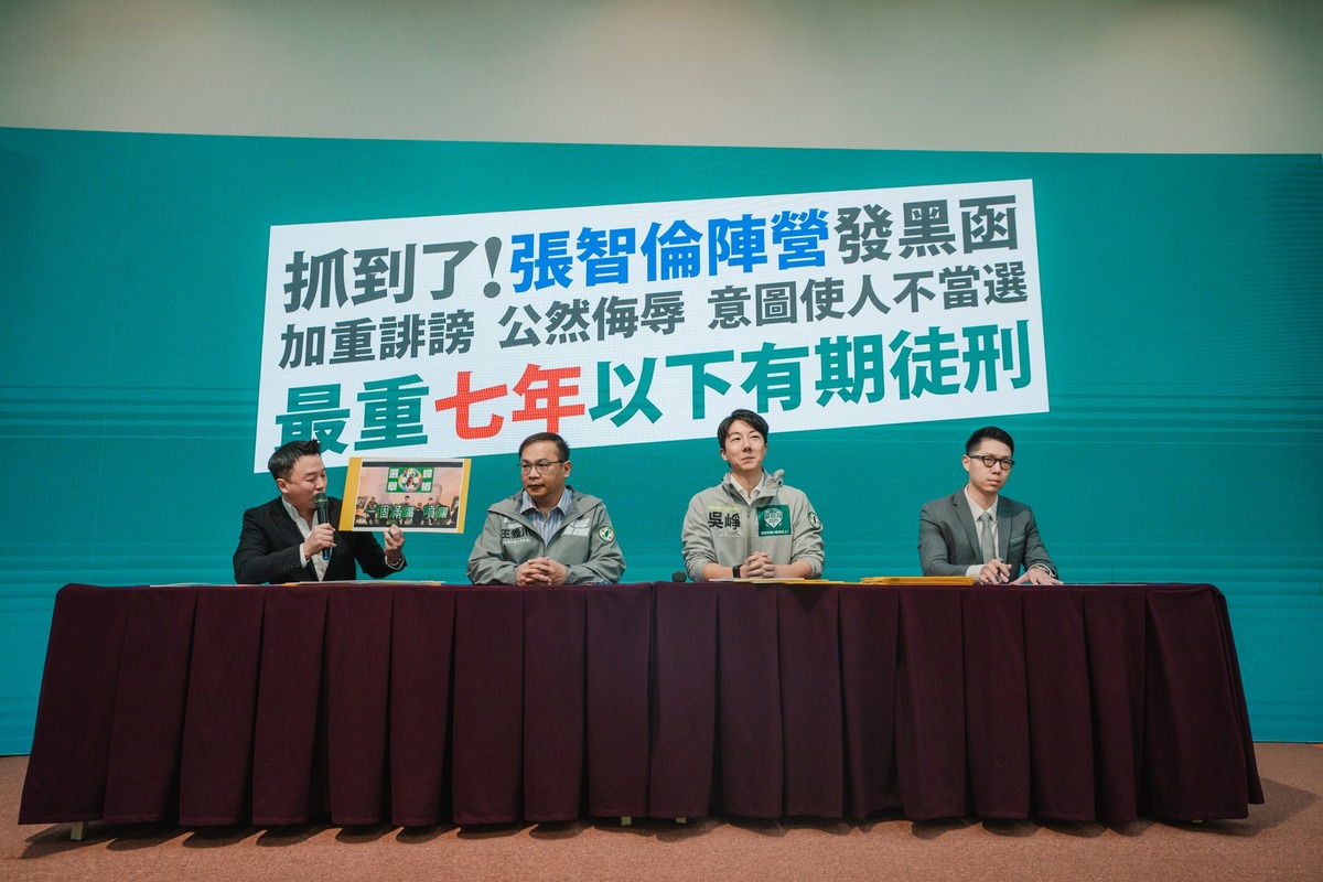 民進黨立委參選人吳崢（右2）、不分區立委參選人王義川（左2）、政治評論員李正皓（左1）及律師彭之麟（右1）召開記者會，告將在12日正式提告。 圖：取自吳崢臉書