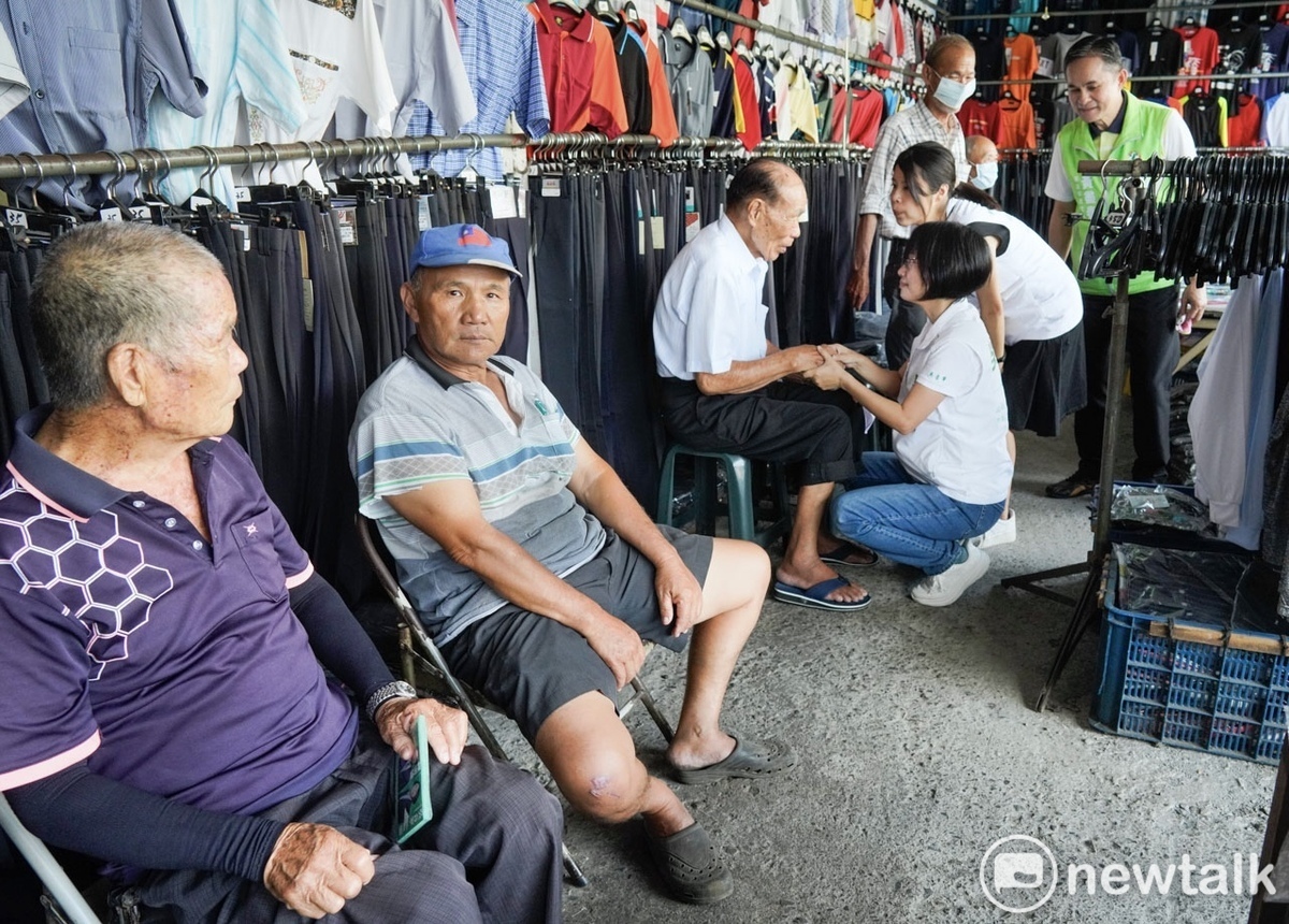 面對對手綿密的基層組織，吳音寧只能勤跑再勤跑，握住一雙又一雙的手，尋求鄉親的認同與支持。 圖：張良一/攝