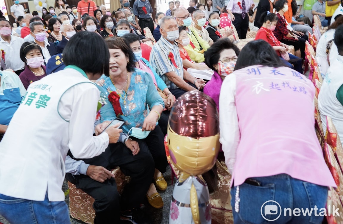 吳音寧和謝衣鳳兩人同時現身在溪湖國小舉行的金婚、鑽石婚慶祝活動會場，各自向鄉親拉票。 圖：張良一/攝