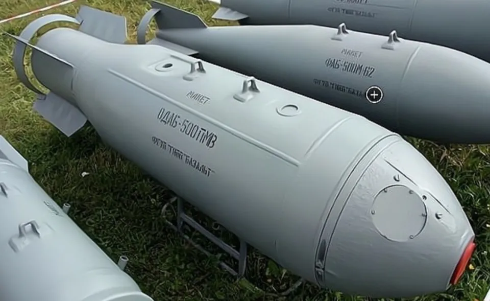 俄軍使用了航空炸彈和遠程火箭砲，對烏軍進行全方位的地毯式轟炸。圖為航空炸彈。 圖：翻攝自電波震長空