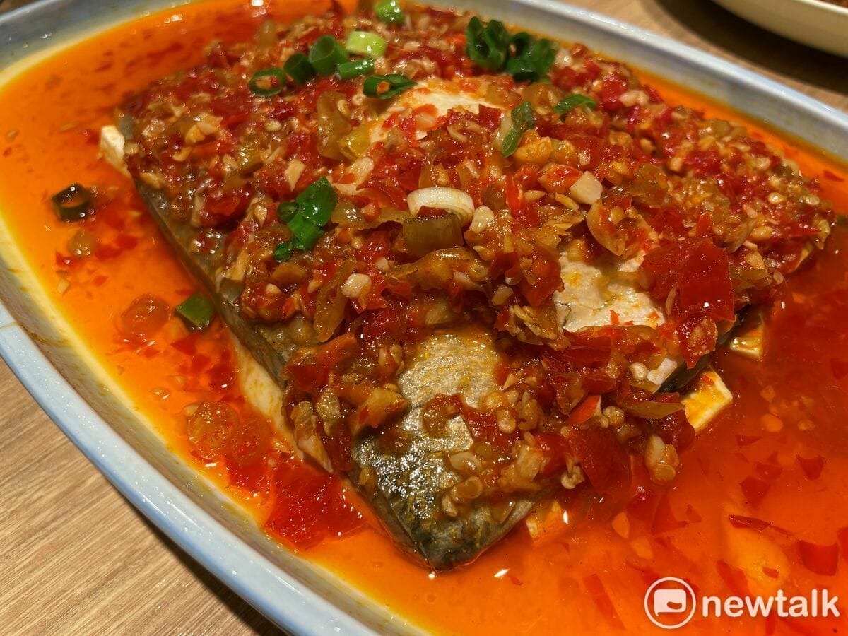 火辣剁椒虱目魚以正宗川菜味型調味，搭配主廚特製剁椒醬，魚鮮肉嫩、爽辣不膩的口感。 圖：開飯川食堂提供
