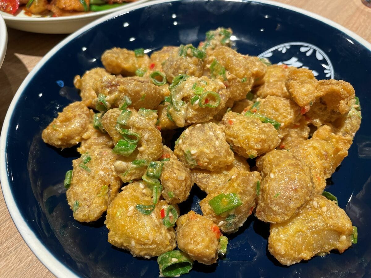 開飯川食堂以台南菱角入菜，做成黃金元寶菱角酥的獨家創意料理。 圖：開飯川食堂提供