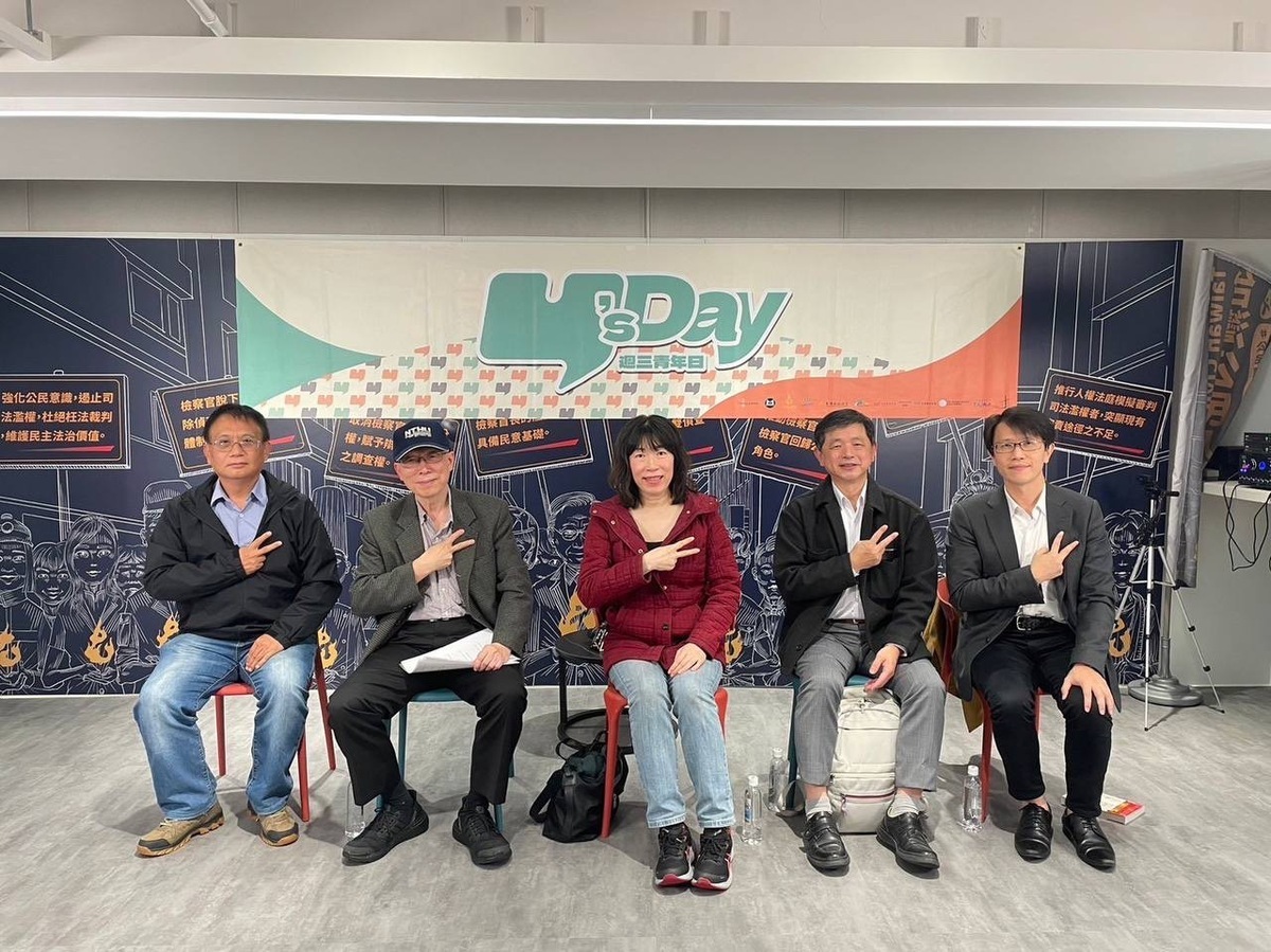 舞台上由左至右為吳景欽、陳憲裕、江雅綺、鄭文龍、董思齊。 圖：Y’s Day「週三青年日」提供