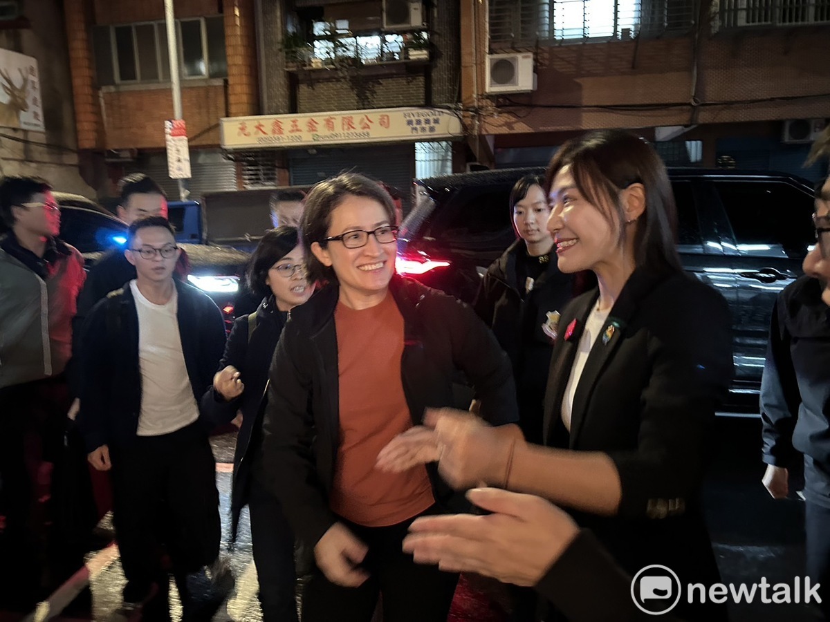 蕭美琴赴萬華與吳沛憶品嘗在地青草茶。 圖：黃宣尹攝