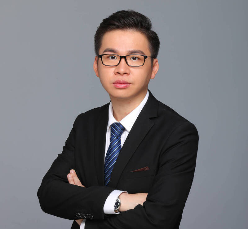 曹長青表示，鄭博宇是首位領取北京居民證的台人，吹捧中共清零防疫，結果死於疫情才37歲，高舉五星旗瘋狂親共的愛國同心會會長周慶峻也死於武漢肺炎，應驗了「無恥親近共產黨，快步走進火葬場！」 圖：取自中國海峽研究院網站