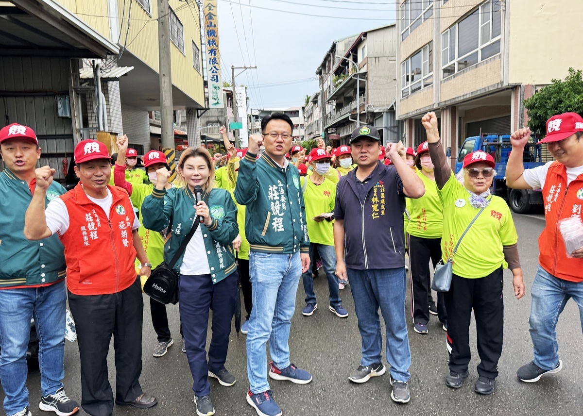 建成里長林寬仁帶領80位里民與國策顧問施朝賢陪同莊競程沿街拜票。 莊競程競總/提供