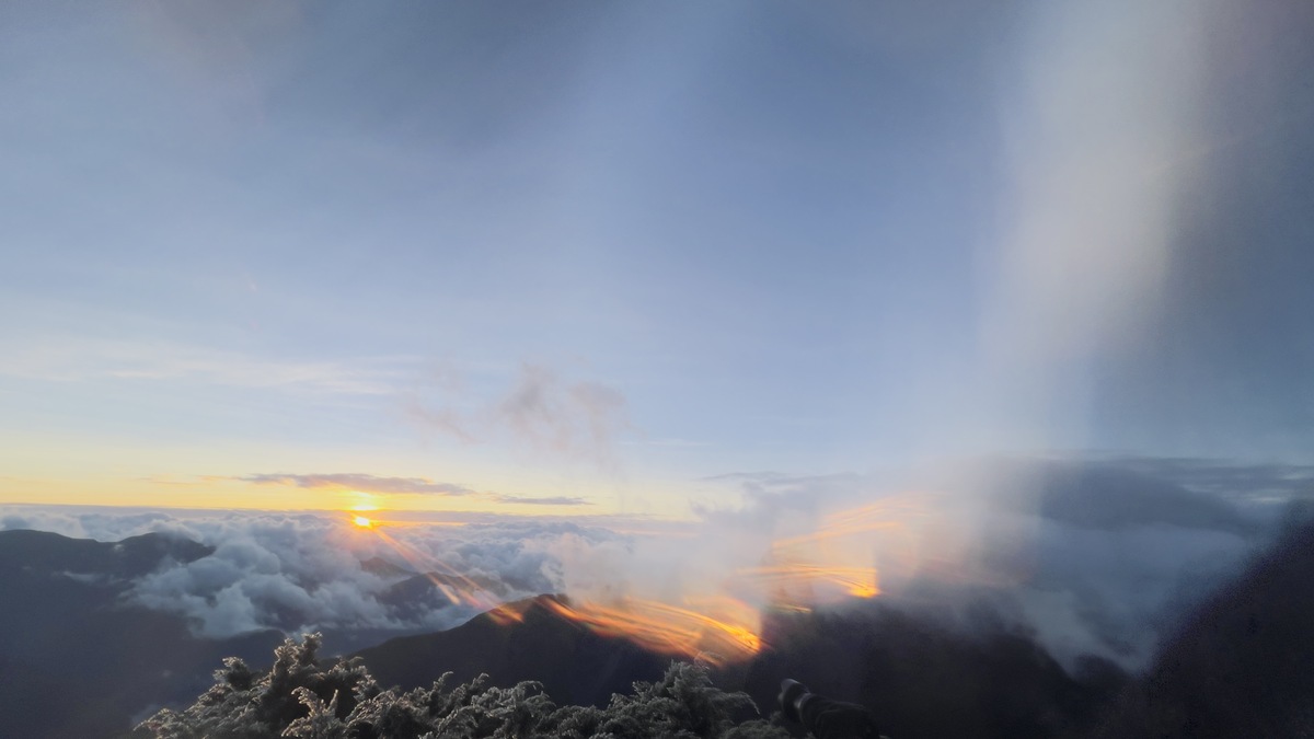 玉山天亮時的日出搭配雲霧繚繞的雲海和已放晴的湛藍天空，美景相當壯觀 圖：中央氣象署／提供