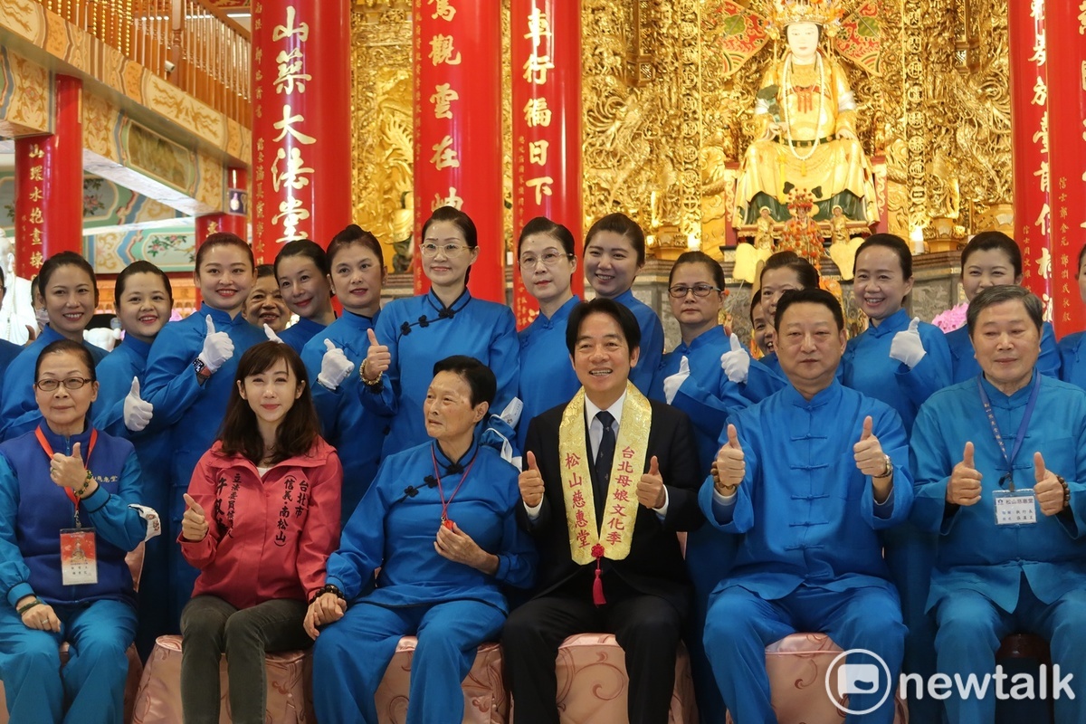 民進黨總統候選人賴清德前往松山慈惠堂參拜。 圖：林朝億/攝