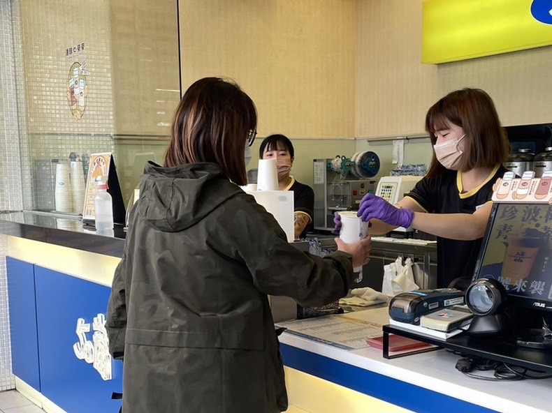 為了擴大減少塑膠杯使用量，環境部宣布，113年9月起全國均不提供一次性塑膠杯，預計每年將約7.9億個塑膠一次用飲料杯。 圖：南投縣環保局／提供