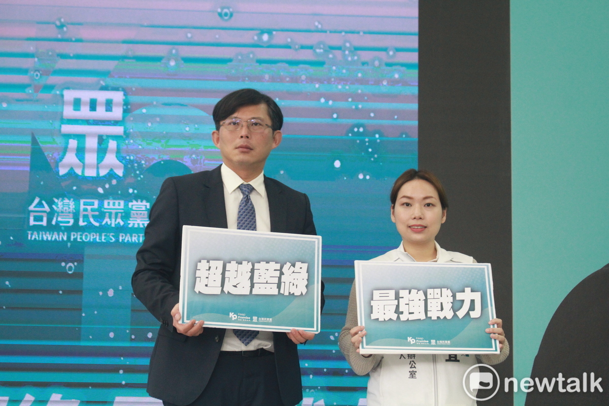 民眾黨主席黃國昌（左）、曾選2024民眾黨立委的民眾黨發言人李有宜（右）。 圖：周煊惠 / 攝（資料照）
