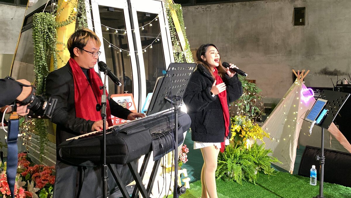 「貓纜跨年派對」將貓空站儲車區搖滾變身派對現場，讓遊客可以看表演開心迎跨年。 圖：台北大眾捷運股份有限公司／提供