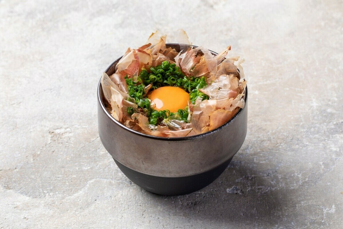 這碗熱騰騰的白米飯，舖滿著柴魚片、蔥花，加上新鮮生蛋，這樣的美味早餐，令人垂涎三尺。 圖：ⒸKatsuo Shokudo／提供