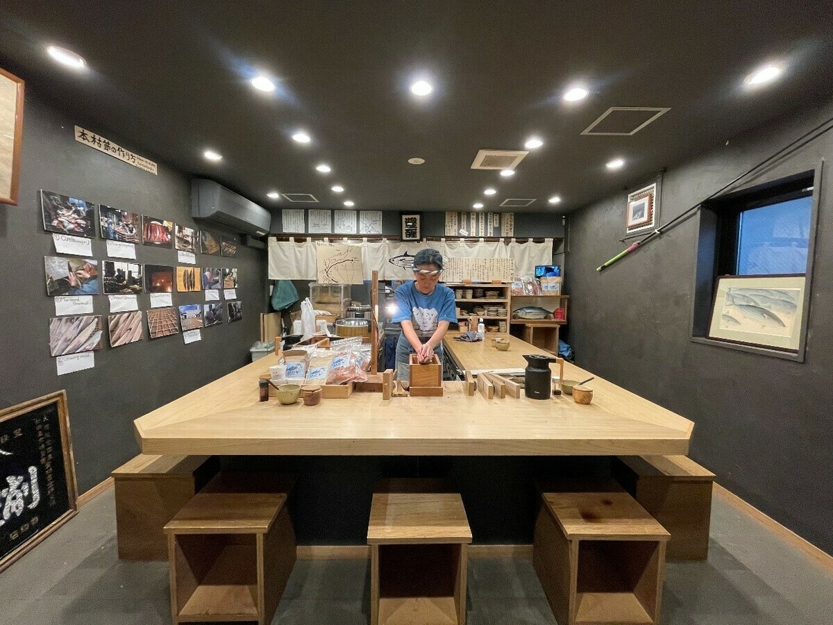 在「鰹魚食堂」店中，店主將柴魚刨成片狀，讓食客吃到最新鮮的食材。 圖：ⒸKatsuo Shokudo／提供