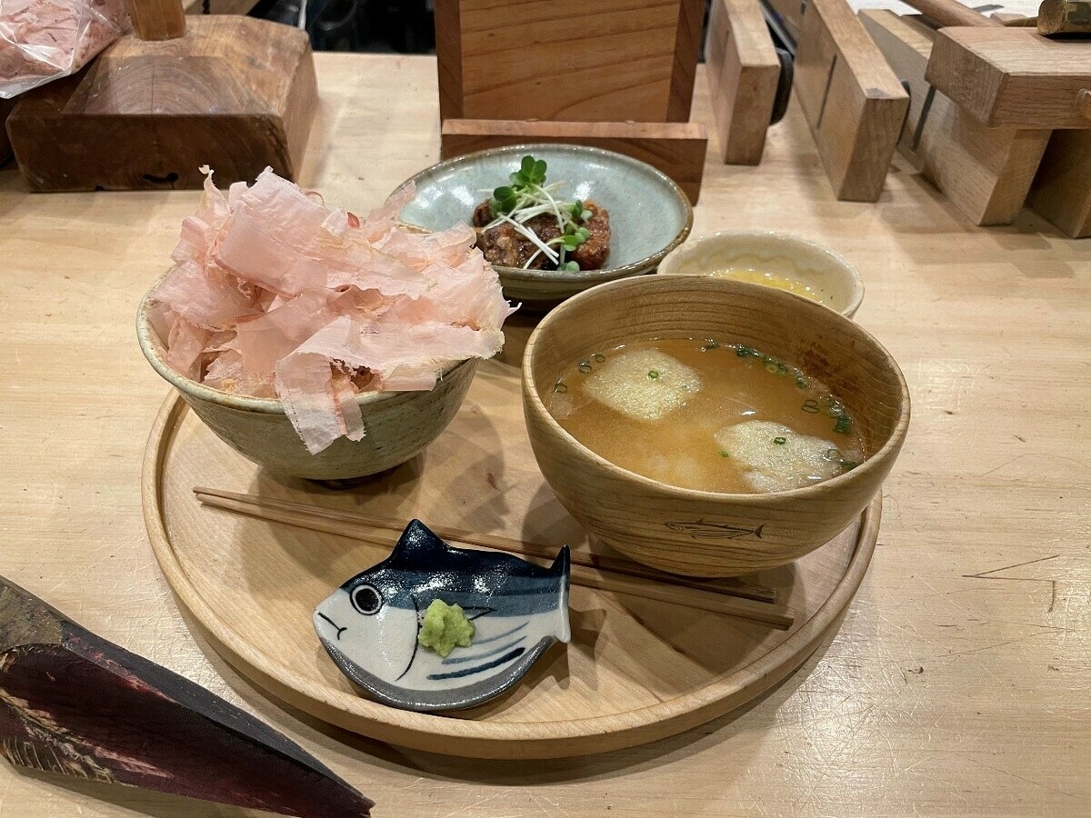 「鰹魚食堂」的套餐提供鰹魚多樣吃法，製成小菜之外，湯也以柴魚熬煮而成。 圖：ⒸKatsuo Shokudo／提供