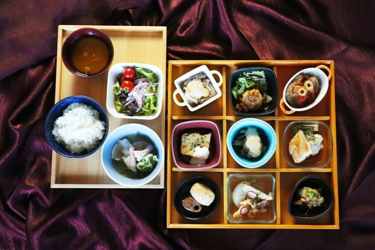 以精緻小碟裝盛菜餚，「銀座朝食實驗室」質感滿載。 圖：©Ginza Choshoku Lab／提供