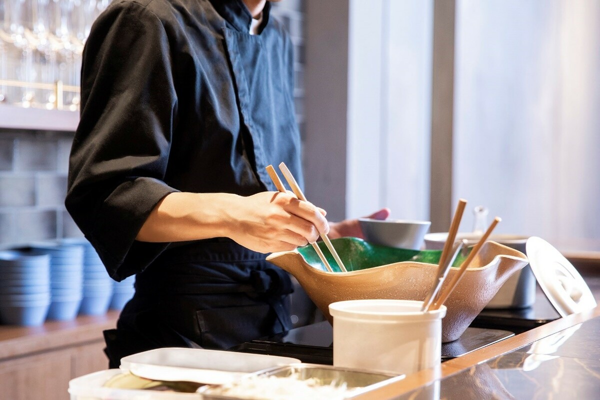 「銀座朝食實驗室」現場有和式與西式料理都精通的廚師調理，送上最新鮮的美味食品。 圖：©Ginza Choshoku Lab／提供