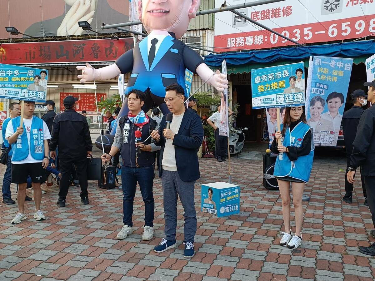 趙少康陪羅廷瑋上街拜票。 羅廷瑋競總/提供