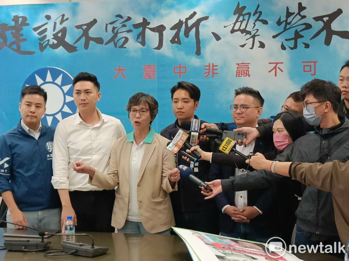 蔡壁如等五人舉行聯合記者會，批評民進黨是「綠能你不能」。 唐復年/攝