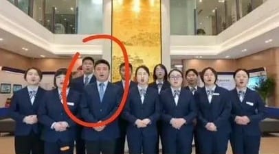 中國銀行女職員與經理於特斯拉上發生性行為，觸發了特斯拉自動錄音及錄影，引起了家庭糾紛，圖為涉事銀行經理。 圖：翻攝自X帳號「@LUOXIANGZY」