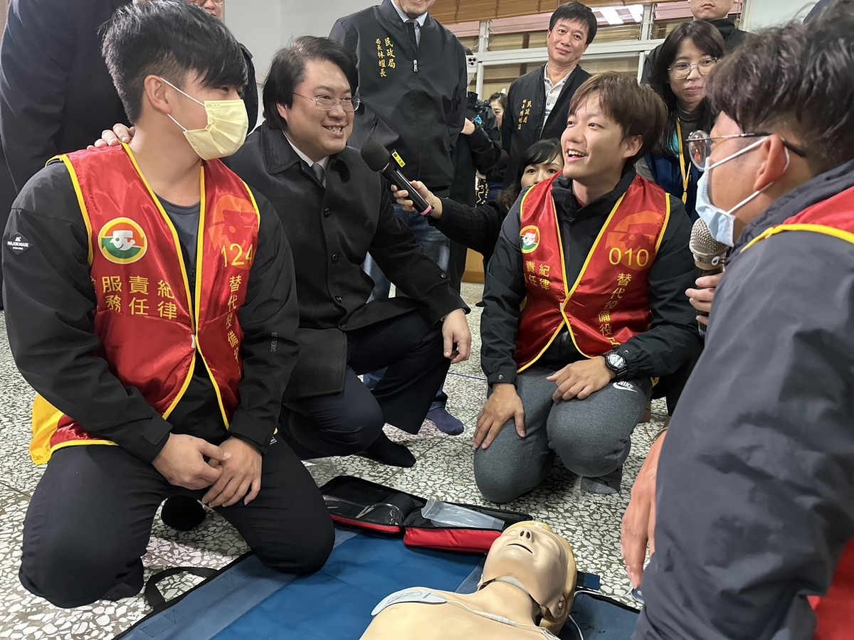 內政部長林右昌日前到新北市及台北市視察替代役EMT-1繼續教育演訓召集辦理情形。 圖：內政部提供