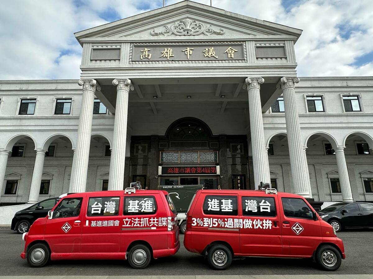 台灣基進《向民主致敬，胖卡全台巡迴》前進高雄市議會。 圖：台灣基進/提供