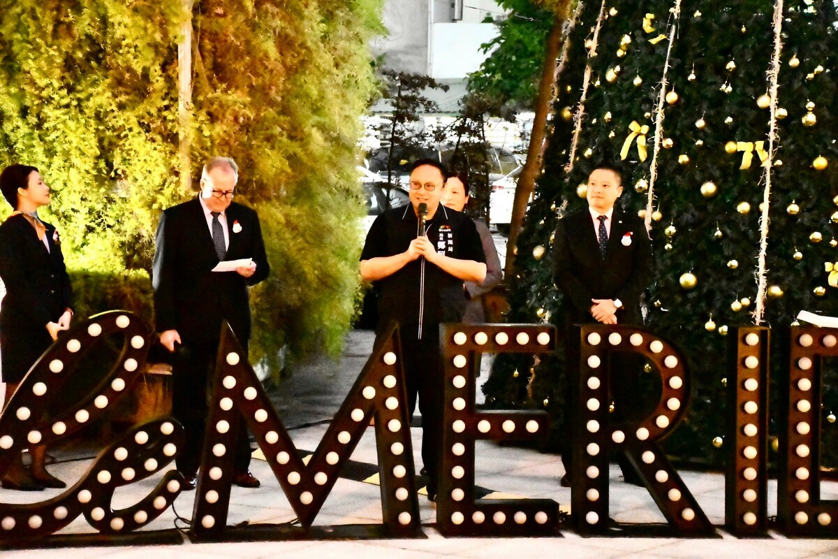 新聞局長鄭照新參加李方艾美聖誕點燈。 李方艾美/提供