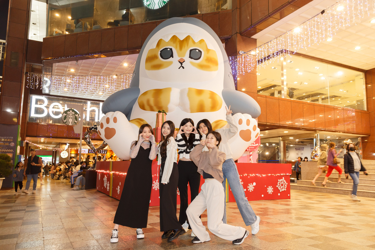 中友百貨首見6米高的巨型鯊魚貓福珊迪坐鎮中友C棟1F廣場。 中友百貨/提供