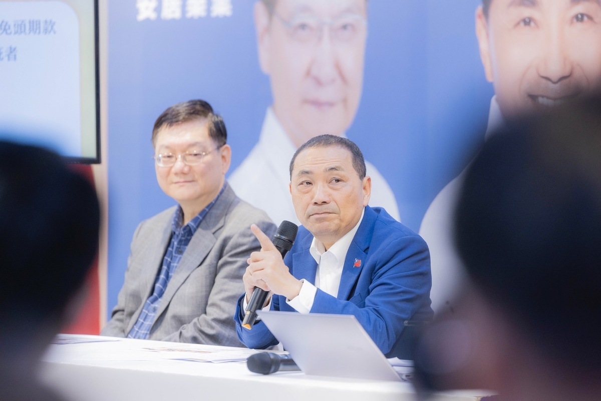 侯友宜陣營堅持辯論會必須使用手板。 圖：資料照