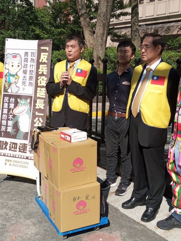 新黨今(8)日赴中選會送交「反兵役延長公投」連署書。 圖：新黨/提供