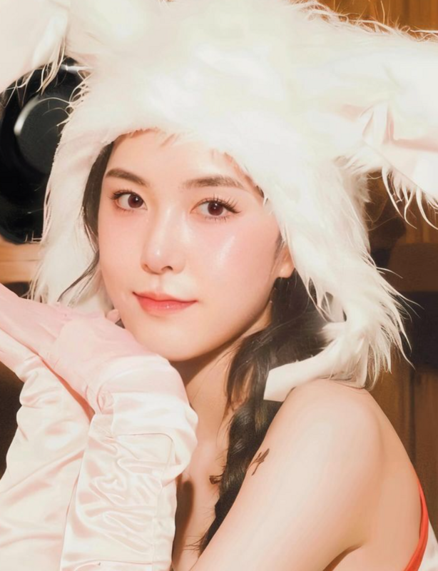 志祺七七也嘗試可愛甜美風，頭上戴著白色兔子頭套，彷彿南韓女團成員的MV造型。 圖：翻攝自志祺IG