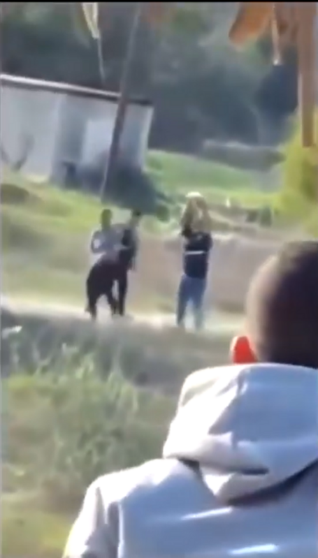 哈瑪斯掠奪聯合國發給的救援物資車，並發射警告槍聲迫使難民後退。 圖：翻攝自X帳號「@visegrad24｣