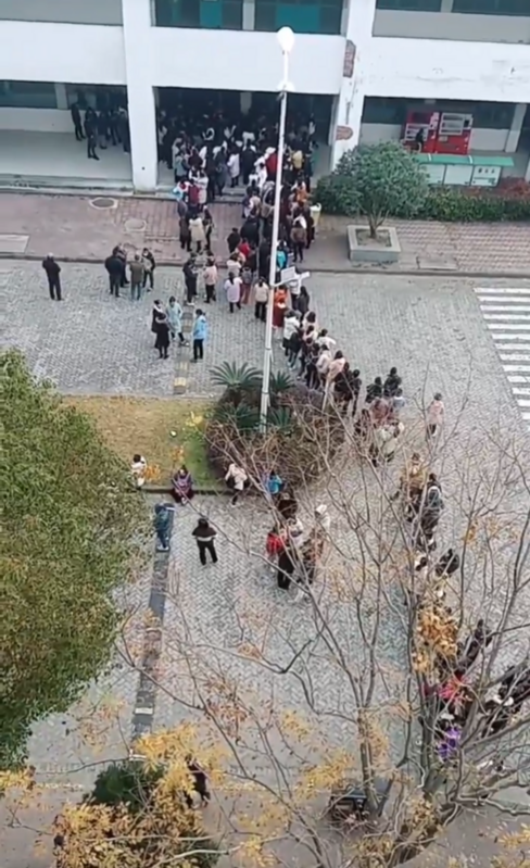 中國江蘇揚州的寶億製鞋廠上月 29 號突然發佈停業公告，引起工人不滿，逾千名工人 30 日起開始進行罷工維權。 圖：翻攝自X帳號「@Jeffrey39682455」