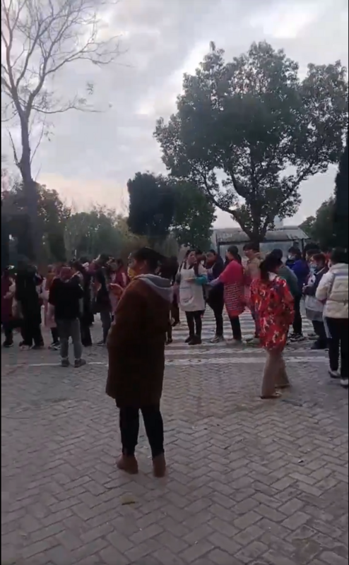 中國江蘇揚州的寶億製鞋廠上月 29 號突然發佈停業公告，引起工人不滿，逾千名工人 30 日起開始進行罷工維權。 圖：翻攝自X帳號「@Jeffrey39682455」