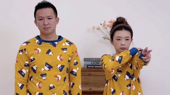 二伯揪自家員工蔡宗翰一起拍衣服的宣傳片，但不知為何蔡宗翰全程眼神死。 圖：翻攝自嘎嫂二伯IG