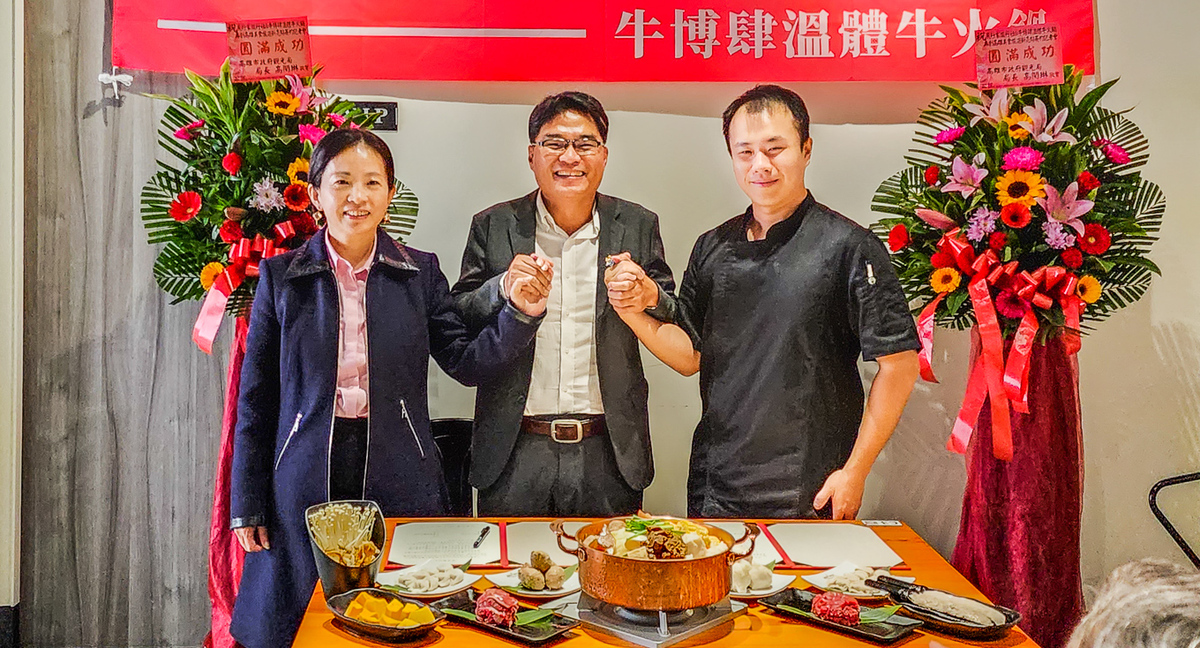 孫春良(中)見證旅行界與火鍋業的異業結盟新範例。 圖：孫家銘/攝
