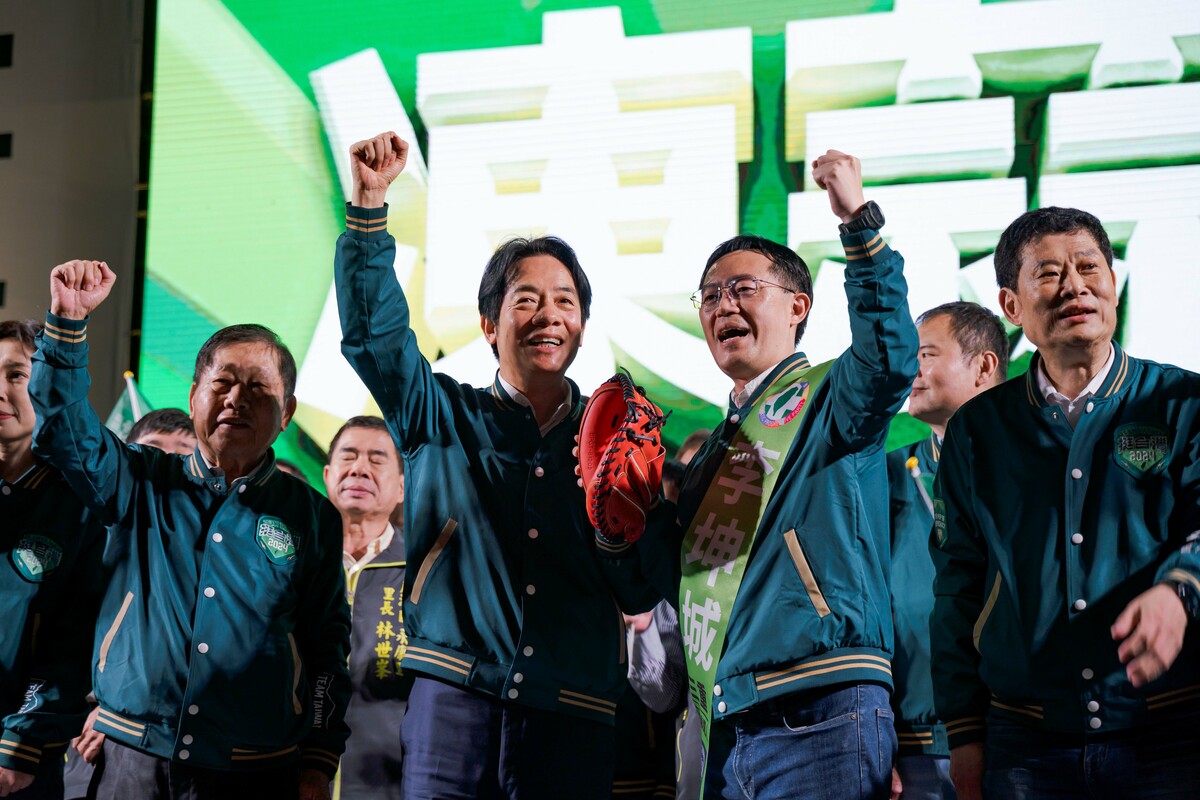 賴清德致贈捕手手套給李坤城，期許李成為三重最佳捕手。 圖：賴清德競總提供