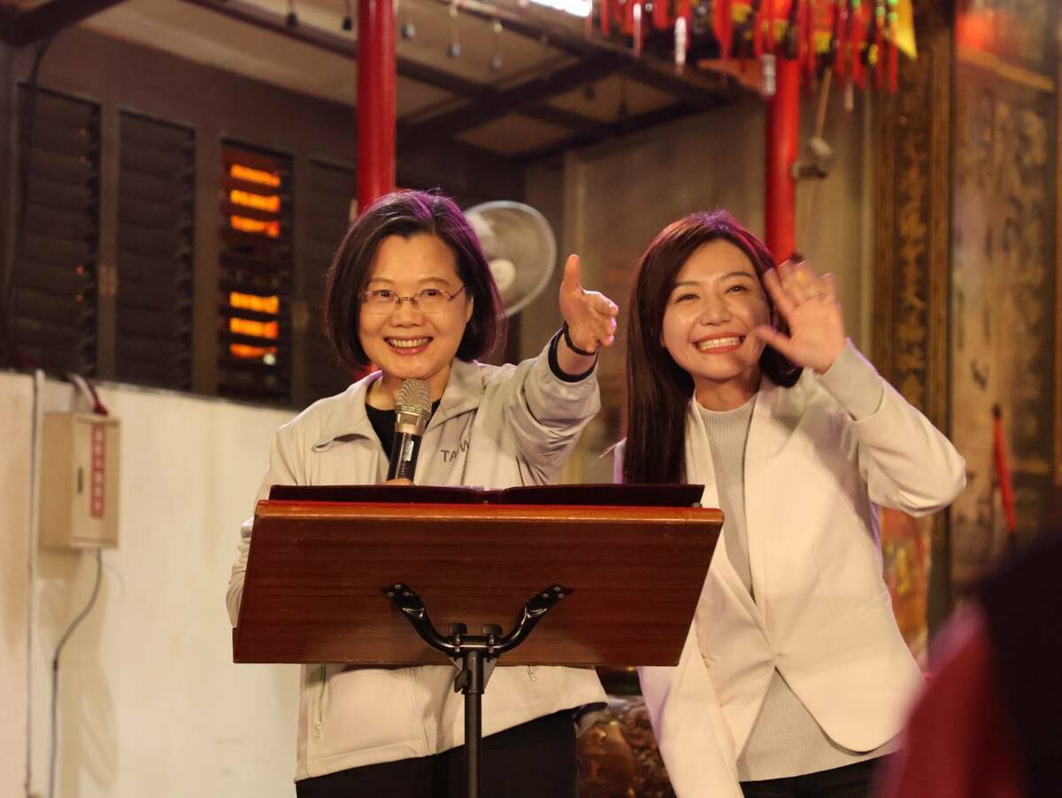 蔡英文與吳沛憶一同至古亭南福宮參香祈福。 圖：吳沛憶辦公室提供