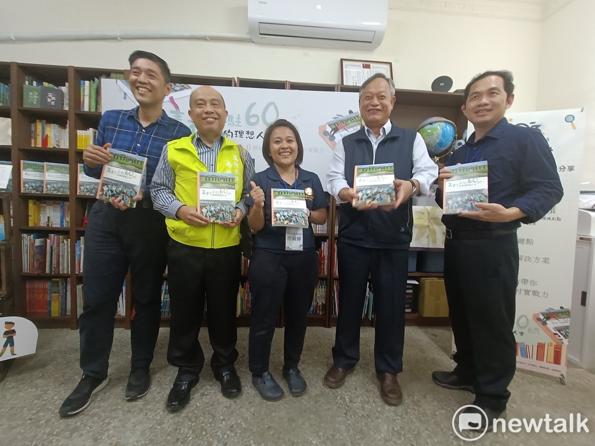 副署長林長立等人贈書給「詔安好伴屋」負責人廖婉婷。 唐復年/攝