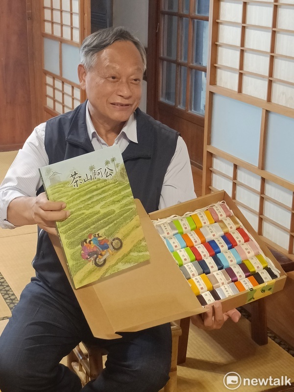 副署長林長立展示雲林科大老師劉雯瑜帶領學生協助地方產業規劃出的繪本與伴手禮。 唐復年/攝