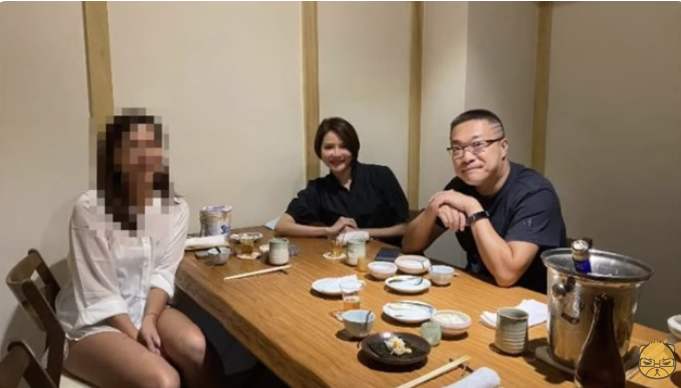 首次公開當天飯局的照片 圖：截自萬事通事務所/YouTube頻道