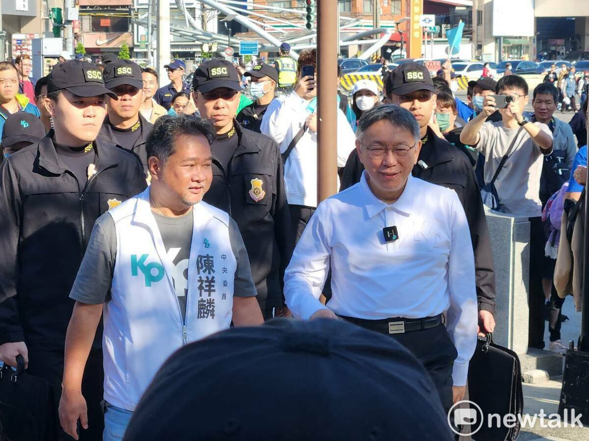 民眾黨總統參選人柯文哲赴淡水掃街拜票。 圖：黃建豪/攝