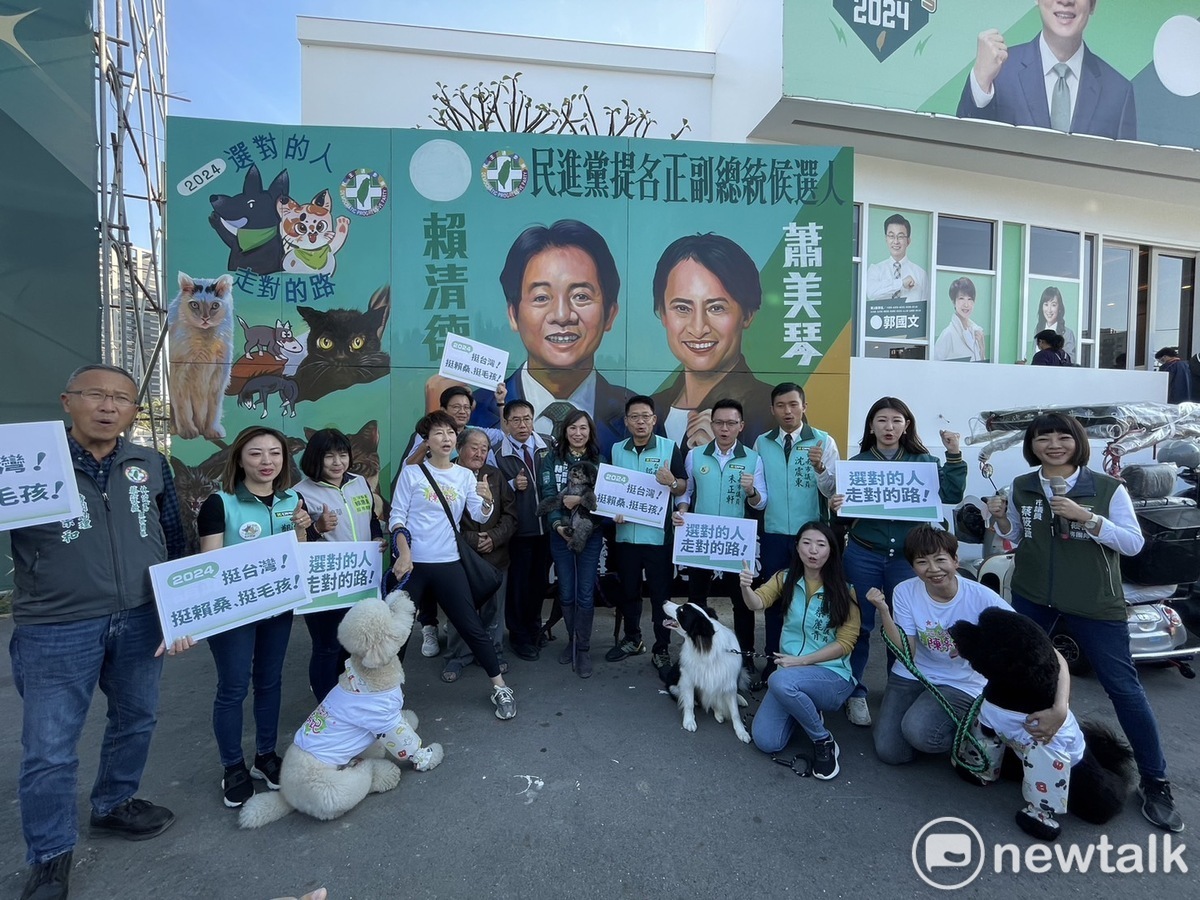 民進黨總統候選人賴清德台南市競選總部在台南市獸醫師公會協助下舉辦「挺毛孩寵物暨文山市集派對」，活動現場除了提供寵物健檢及施打狂犬病疫苗服務外，同步發表由顏振發老師所繪製的貓狗主題競選看板，希望喜愛毛小孩的選民透過活動，了解民進黨長期對於寵物政策落實。 圖：賴蕭台南競選總部提供