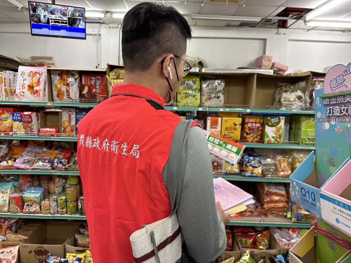 南投衛生局近日進行稽查，發現包括湯圓、餡料、火鍋料食材及蔬果等共計90件，有2件不合格。 圖：南投縣衛生局／提供