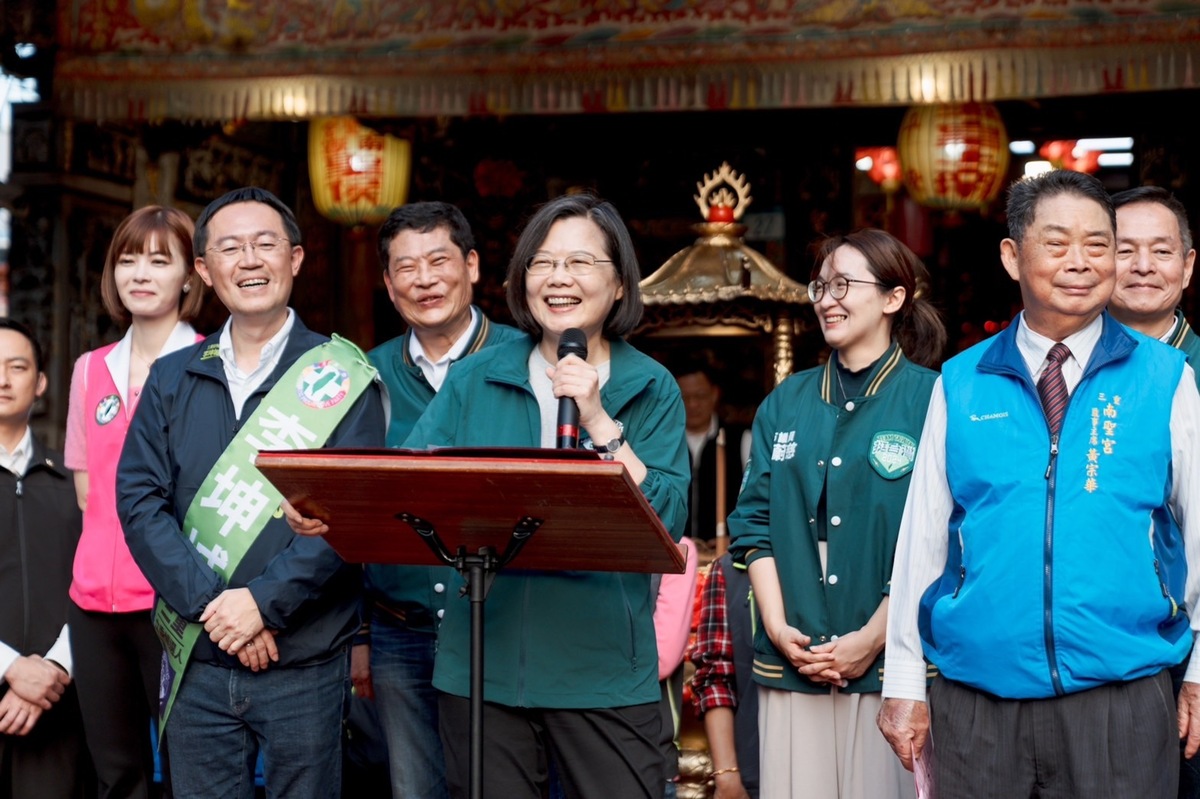 總統蔡英文今（9）日到新北市三重南聖宮參香，幫黨籍立委候選人李坤城助選。 圖 : 李坤城競辦提供