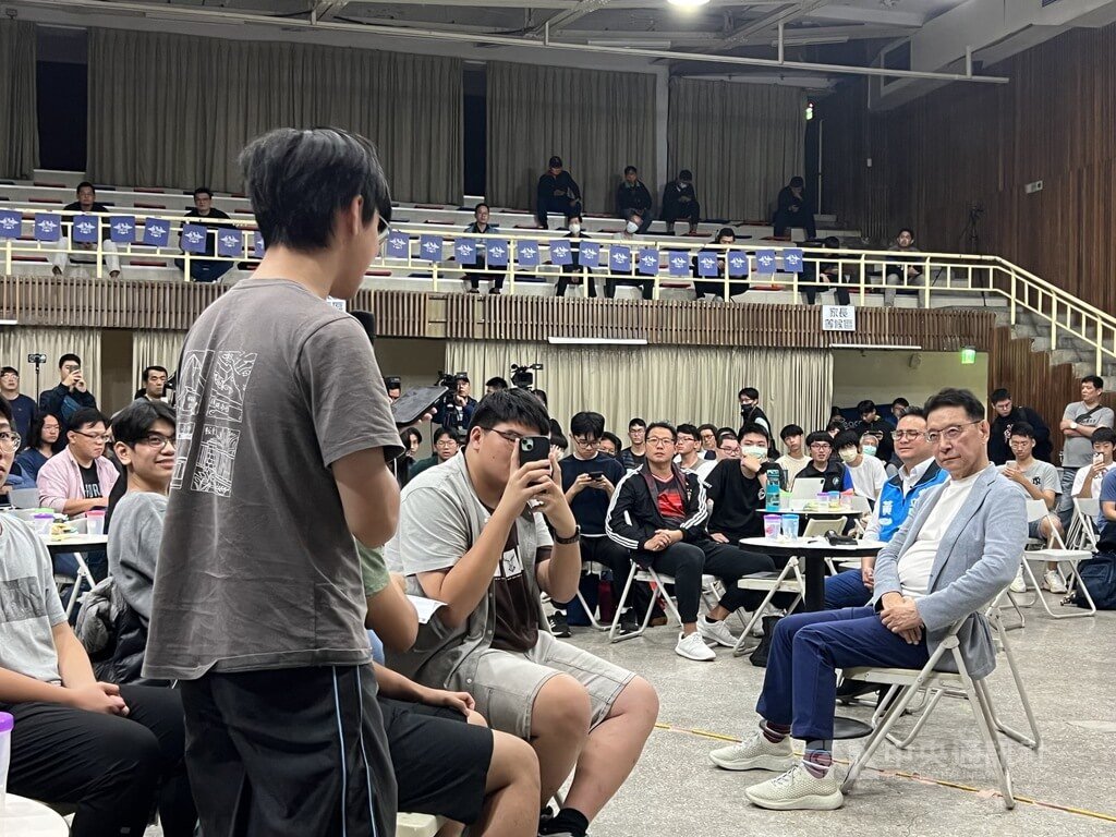 「台中一中學生自治串連黨」邀請國民黨副總統參選人趙少康（前右）與學生面對面交流，9日晚間座談活動登場，現場學生踴躍提問，趙少康也做出回應。 圖：中央社提供