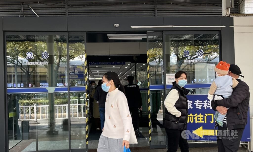 11月28日上海復旦大學附屬兒科醫院急診門口畫面。 圖：中央社提供